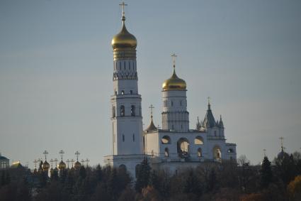 Москва. Вид на колокольню Ивана Великого в Кремле.