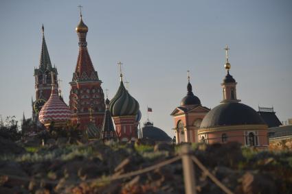 Москва. Вид на купола храма Василия Блаженного и Варваринской церкви.