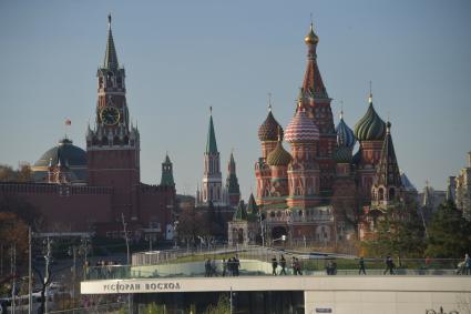 Москва. Вид на  Спасскую башню Кремля и храм Василия Блаженного.