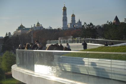 Москва. Посетители в парке Зарядье.