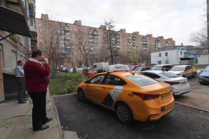 Москва.  Автомобиль сервиса `Яндекс.Такси` во дворе жилого дома.