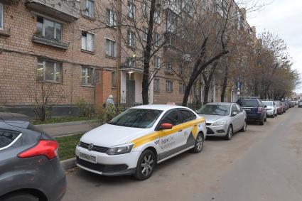 Москва.  Автомобиль сервиса `Яндекс.Такси` во дворе жилого дома.