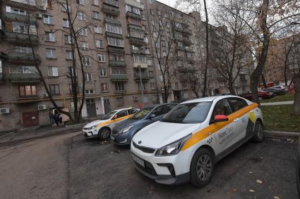 Москва. Автомобиль сервиса `Яндекс.Такси` во дворе жилого дома.
