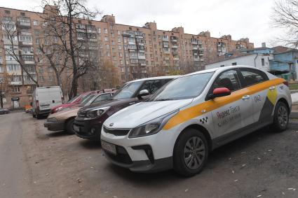 Москва.  Автомобиль сервиса `Яндекс.Такси` во дворе жилого дома.