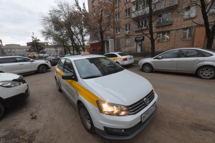 Москва.  Автомобиль сервиса `Яндекс.Такси` во дворе жилого дома.