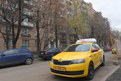 Москва.  Автомобиль сервиса `Яндекс.Такси` во дворе жилого дома.