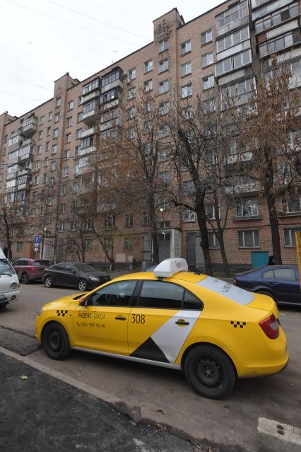 Москва. Автомобиль сервиса `Яндекс.Такси` во дворе жилого дома.
