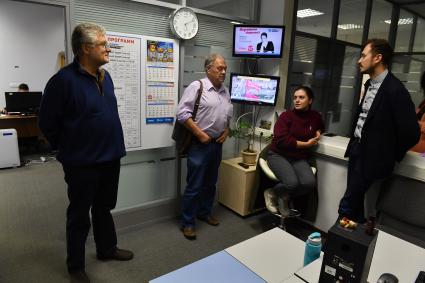 Москва. Писатель Юрий Поляков и корреспондент газеты `Комсомольская правда` Александр Гамов (слева направо) в редакции `Комсомольская правда`.