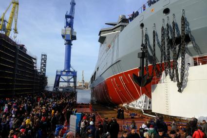 Санкт-Петербург. Спуск на воду ледокола`Иван Папанин` на предприятии  `Адмиралтейские верфи`.