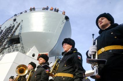 Санкт-Петербург. Музыканты военного духового оркестра во время торжественного спуска  на воду ледокола`Иван Папанин` на предприятии  `Адмиралтейские верфи`.