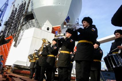 Санкт-Петербург. Музыканты военного духового оркестра во время торжественного спуска  на воду ледокола`Иван Папанин` на предприятии  `Адмиралтейские верфи`.