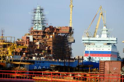 Санкт-Петербург. Во время торжественного спуска на воду ледокола`Иван Папанин` на предприятии `Адмиралтейские верфи`.