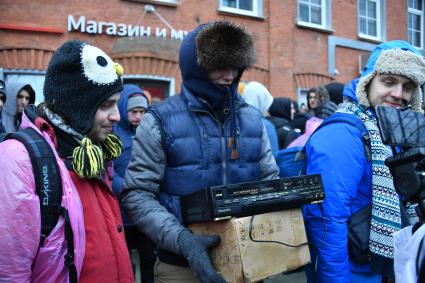 Москва.  Очередь у фирменного магазина компании `Яндекс`, где можно приобрести новую миниатюрную версию `умной` колонки - `Яндекс. Станция Мини`, а также получить ее бесплатно взамен на старую аудиотехнику.