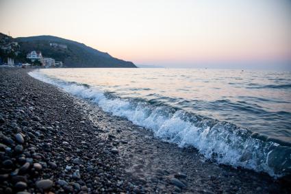 Крым. Вид на пляж Южного берега Крыма.