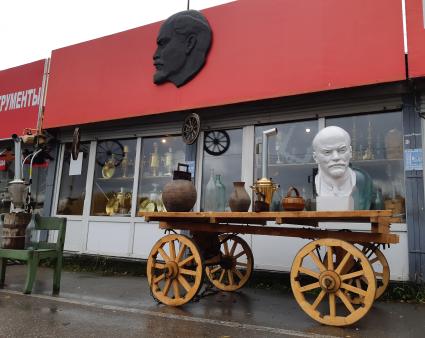 Москва.  Сувенирная лавка в Раменском районе.