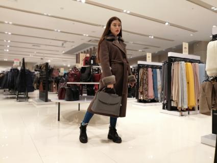 Красноярск.   Девушка во время шопинга.