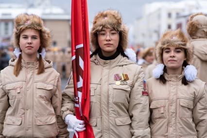 Самара. Перед началом марша юнармейцев в память  о конструкторе  стрелкового  оружия  Михаиле Калашникове на площади Куйбышева.