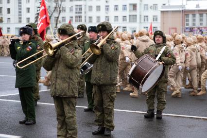 Самара. Военный оркестр во время марша юнармейцев в память  о конструкторе  стрелкового  оружия  Михаиле Калашникове на площади Куйбышева.