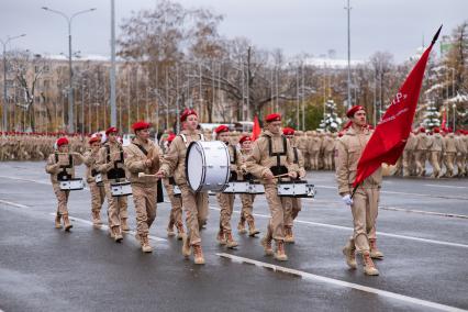 Самара. Марш юнармейцев в память  о конструкторе  стрелкового  оружия  Михаиле Калашникове на площади Куйбышева.