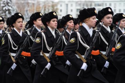 Самара. Марш в  память о конструкторе  стрелкового  оружия  Михаиле Калашникове на площади Куйбышева.