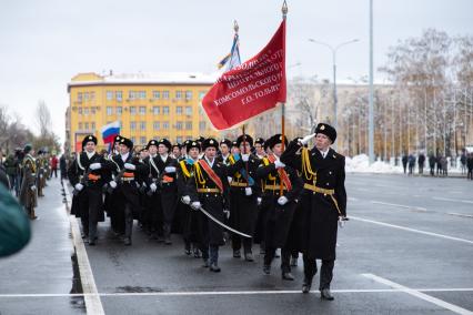 Самара. Марш в  память о конструкторе  стрелкового  оружия  Михаиле Калашникове на площади Куйбышева.