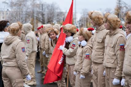 Самара. Перед началом марша юнармейцев в память  о конструкторе  стрелкового  оружия  Михаиле Калашникове на площади Куйбышева.