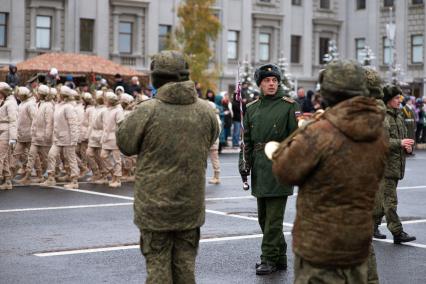 Самара. Марш юнармейцев в память о конструкторе  стрелкового  оружия  Михаиле Калашникове на площади Куйбышева.