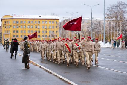 Самара. Марш юнармейцев в память  о конструкторе  стрелкового  оружия  Михаиле Калашникове на площади Куйбышева.