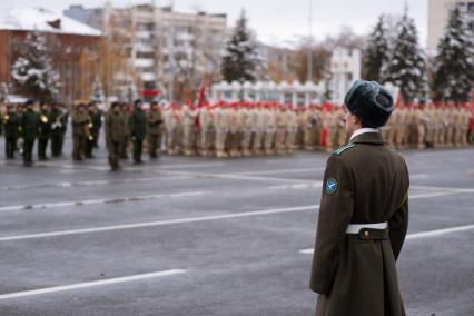 Самара. Перед началом марша юнармейцев в память  о конструкторе  стрелкового  оружия  Михаиле Калашникове на площади Куйбышева.