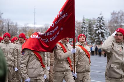 Самара. Марш юнармейцев в память  о конструкторе  стрелкового  оружия  Михаиле Калашникове на площади Куйбышева.