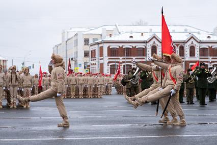 Самара. Марш юнармейцев в память  о конструкторе  стрелкового  оружия  Михаиле Калашникове на площади Куйбышева.