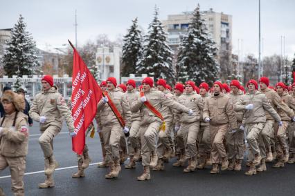 Самара. Марш юнармейцев в память  о конструкторе  стрелкового  оружия  Михаиле Калашникове на площади Куйбышева.