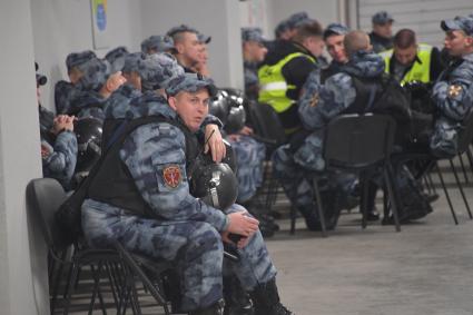 Москва. Сотрудники ОМОНа во время отборочного матча чемпионата Европы по футболу между сборными России и Шотландии.