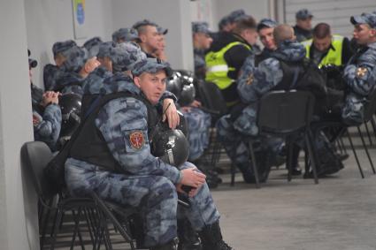 Москва. Сотрудники ОМОНа во время  отборочного матча чемпионата Европы по футболу между сборными  России и Шотландии.