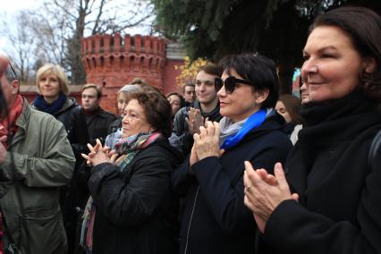 Диск366. Новодевичье кладбище. Труппа САТИРИКОНА в день 80-летия театра пришла к могиле Аркадия Райкина. 2019. На снимке (слева направо): актрисы Екатерина Райкина, Елена Бутейко-Райкина и Лика Нифонтова