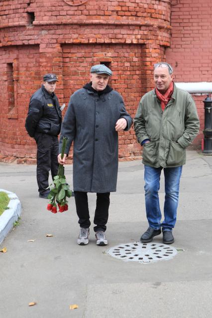 Диск366. Новодевичье кладбище. Труппа САТИРИКОНА в день 80-летия театра пришла к могиле Аркадия Райкина. 2019. На снимке: актер Владимир Большов и режиссер Сергей Урсуляк (справа)