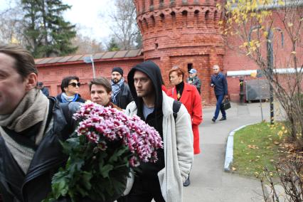 Диск366. Новодевичье кладбище. Труппа САТИРИКОНА в день 80-летия театра пришла к могиле Аркадия Райкина. 2019. На снимке: актер Кирилл Бухтияров