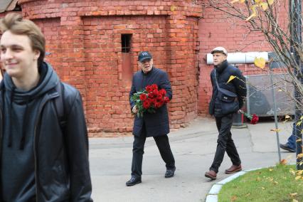 Диск366. Новодевичье кладбище. Труппа САТИРИКОНА в день 80-летия театра пришла к могиле Аркадия Райкина. 2019. На снимке: художественный руководитель театра, режиссер, актер Константин Райкин и актер Тимофей Трибунцев (справа)