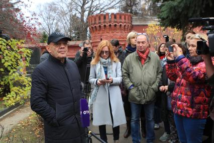 Диск366. Новодевичье кладбище. Труппа САТИРИКОНА в день 80-летия театра пришла к могиле Аркадия Райкина. 2019. На снимке: художественный руководитель театра, режиссер, актер Константин Райкин и режиссер Сергей Урсуляк (справа)