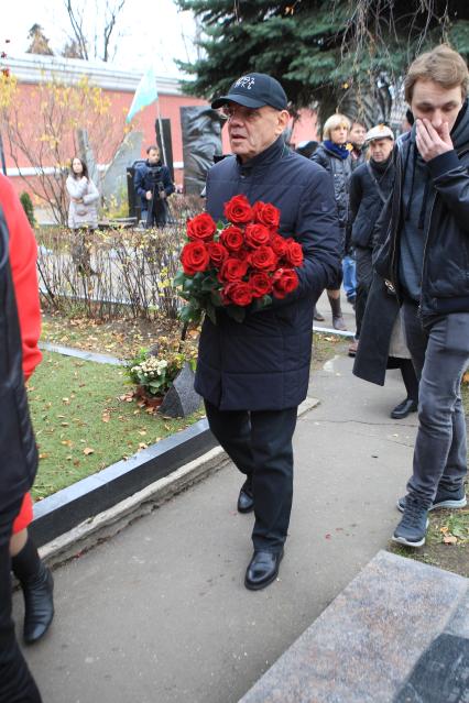 Диск366. Новодевичье кладбище. Труппа САТИРИКОНА в день 80-летия театра пришла к могиле Аркадия Райкина. 2019. На снимке: художественный руководитель театра, режиссер, актер Константин Райкин