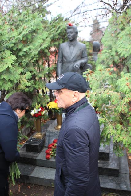 Диск366. Новодевичье кладбище. Труппа САТИРИКОНА в день 80-летия театра пришла к могиле Аркадия Райкина. 2019. На снимке: художественный руководитель театра, режиссер, актер Константин Райкин