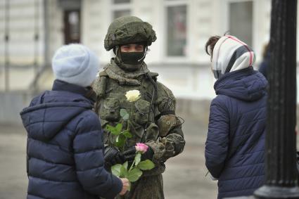 Екатеринбург. Военные разведчики в свой  профессиональный праздник дарили девушкам цветы