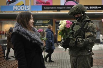 Екатеринбург. Военные разведчики в свой  профессиональный праздник дарили девушкам цветы