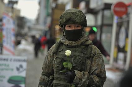 Екатеринбург. Военные разведчики в свой  профессиональный праздник дарили девушкам цветы