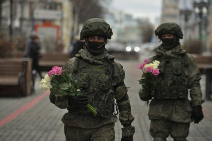 Екатеринбург. Военные разведчики в свой  профессиональный праздник дарили девушкам цветы