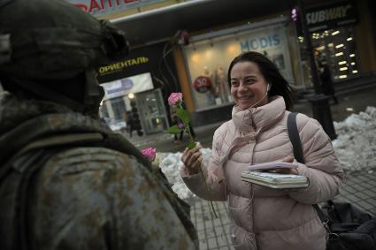 Екатеринбург. Военные разведчики в свой  профессиональный праздник дарили девушкам цветы