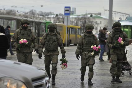 Екатеринбург. Военные разведчики в свой  профессиональный праздник дарили девушкам цветы