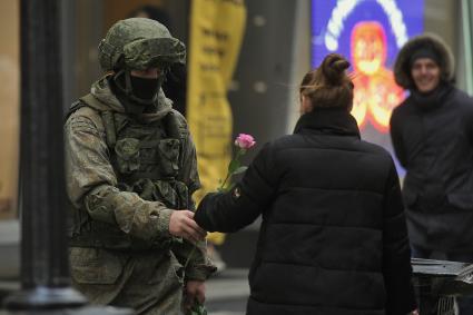 Екатеринбург. Военные разведчики в свой  профессиональный праздник дарили девушкам цветы