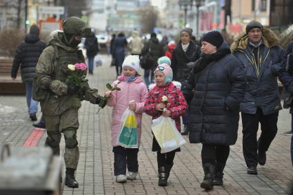 Екатеринбург. Военные разведчики в свой  профессиональный праздник дарили девушкам цветы