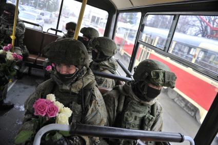 Екатеринбург. Военные разведчики в свой  профессиональный праздник дарили девушкам цветы